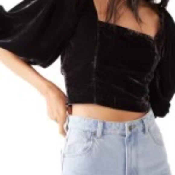 black velvet top with puffy sleeves - Picture 4 of 4